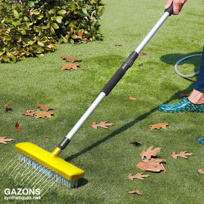Balai arroseur broom pour peigner la pelouse synthétique