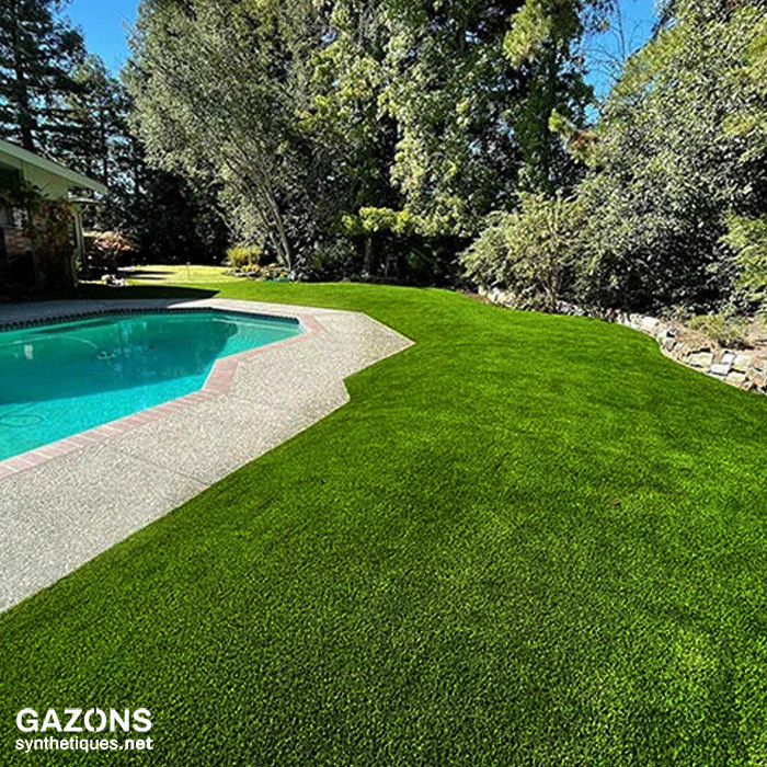 Gazon Synthétique MOLTO 42mm pour gazons et piscines au rouleau