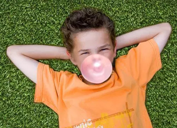 comment retirer du chewing-gum incrusté dans son gazon synthétique