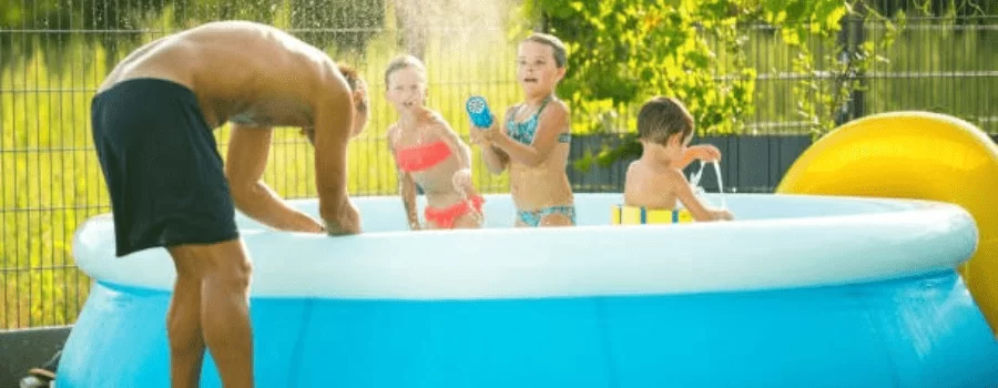 piscine hors sol gonflable sur gazon synthetique