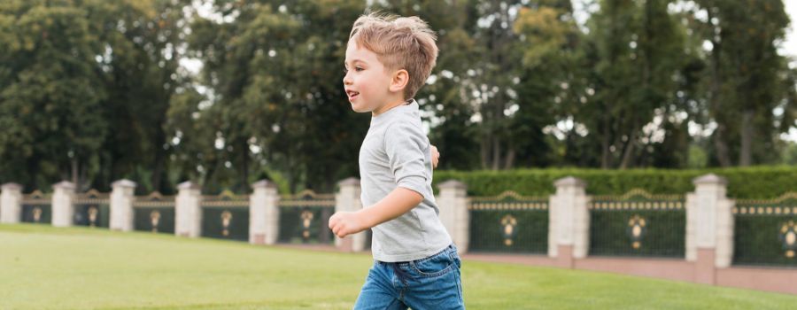 enfant sur du gazon synthétique