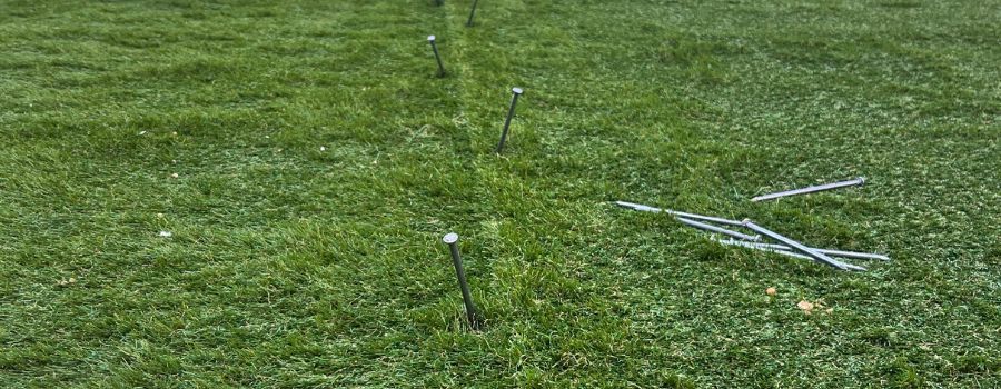 fixation de la pelouse artificielle