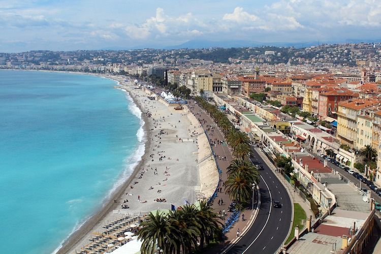gazon synthétique nice promenade des anglais