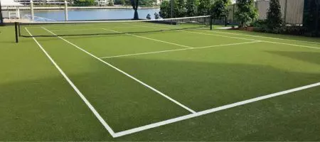 terrain de tennis synthetique