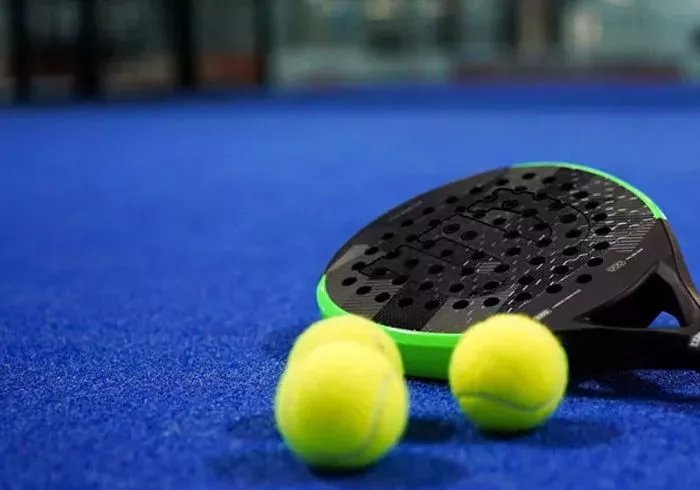 hauteur de brin du Terrain PADEL 12 mm Gazon Synthétique (2 Couleurs au choix) en situation