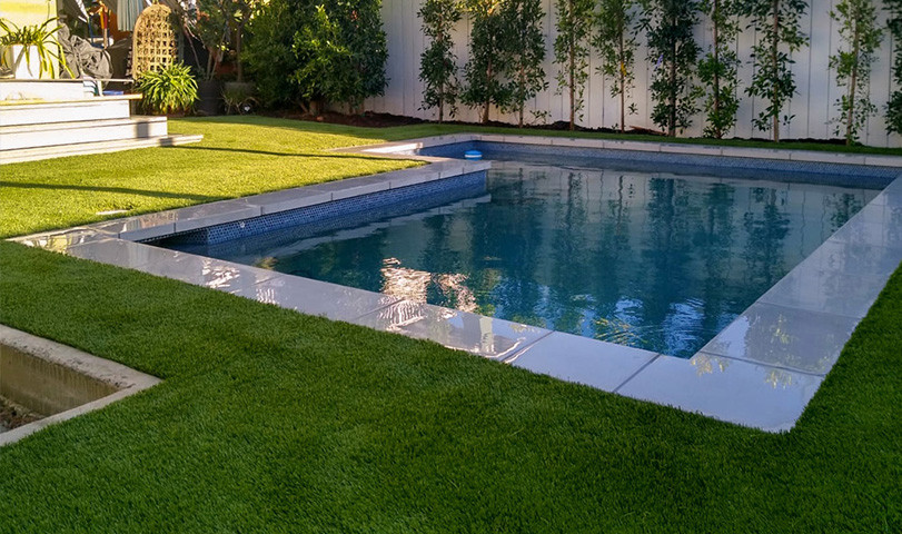 Quelle hauteur pour un gazon piscine ?