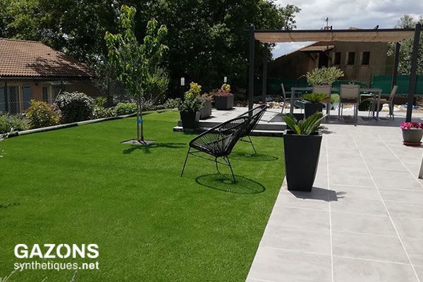 Faux gazon 30mm pour jardins et espaces verts